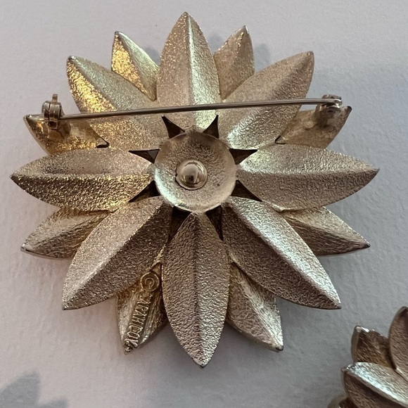 Vintage Sarah Coventry vintage Brooch and earrings set. - Picture 2 of 3